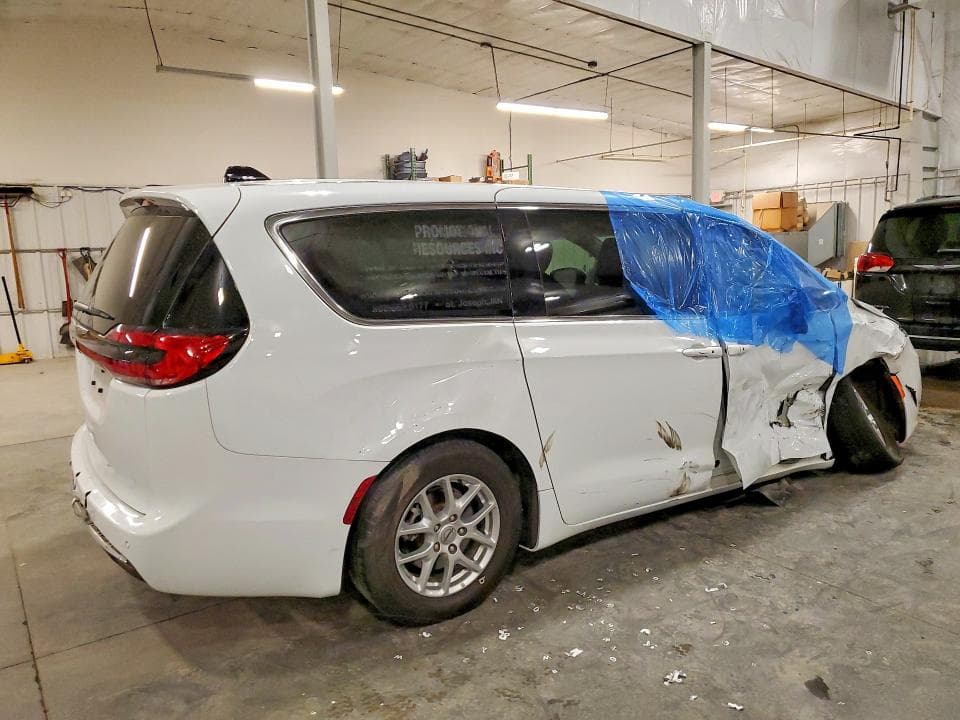 2023 CHRYSLER PACIFICA TOURING L 3