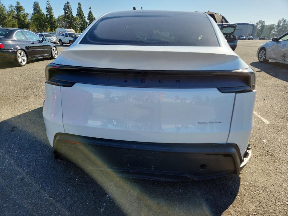 2026 TESLA MODEL Y 6