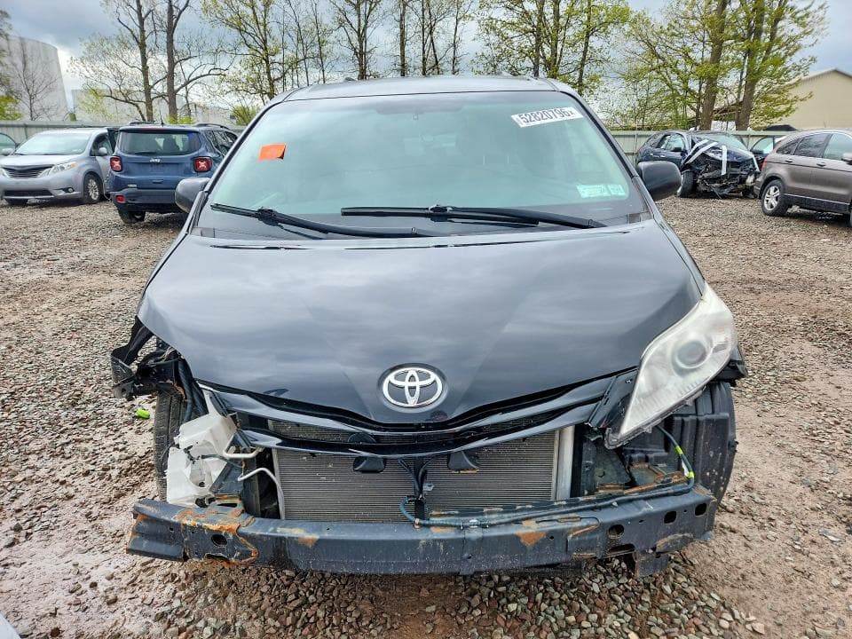 2017 TOYOTA SIENNA LE 5