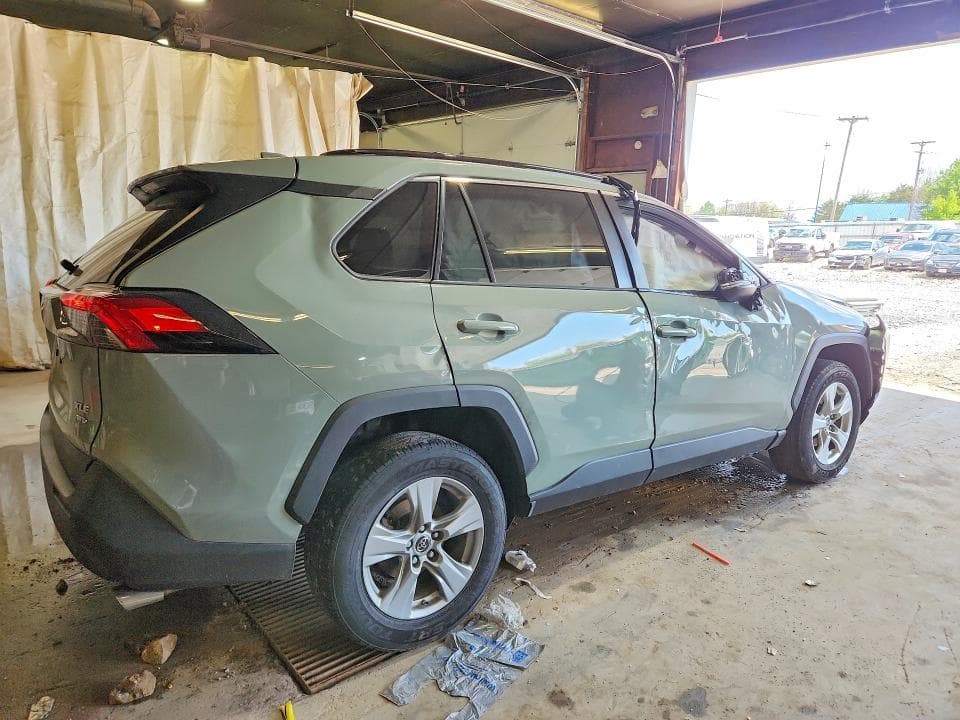 2019 TOYOTA RAV4 XLE 3