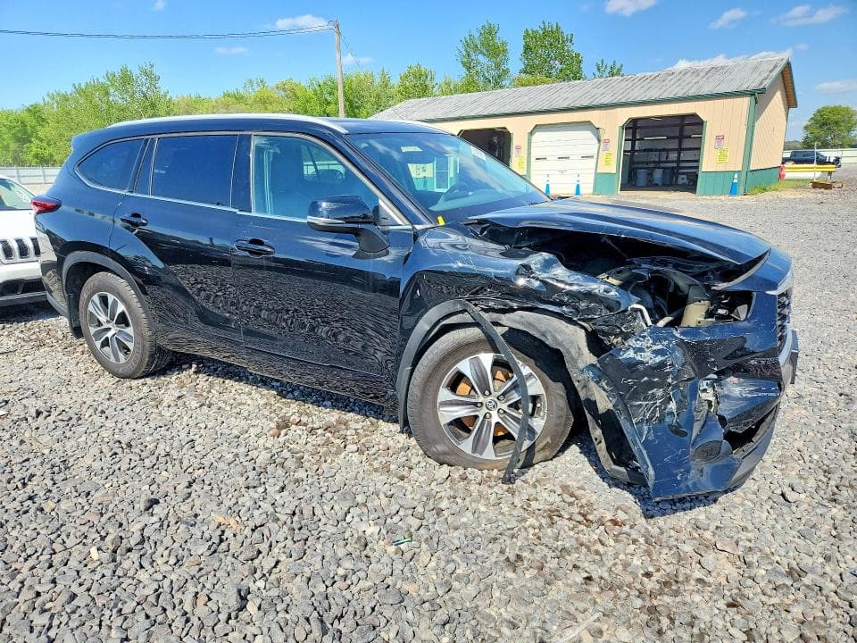 2022 TOYOTA HIGHLANDER XLE 4