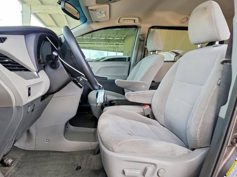2017 TOYOTA SIENNA LE 7