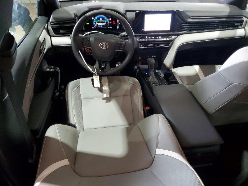 2025 TOYOTA CAMRY SE 8