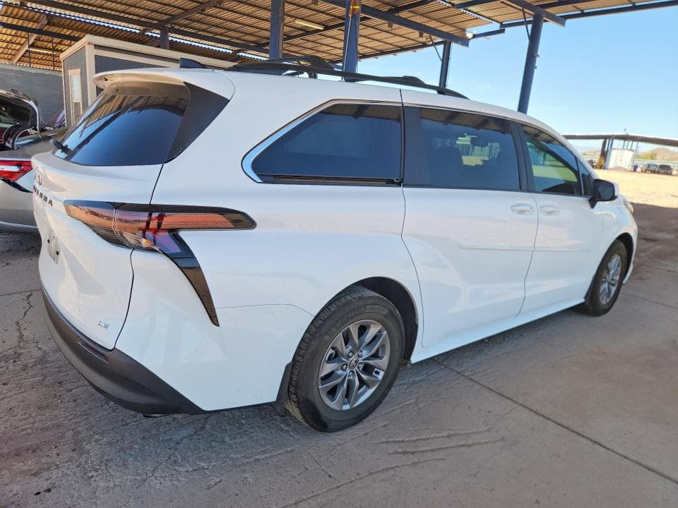 2025 TOYOTA SIENNA LE 3