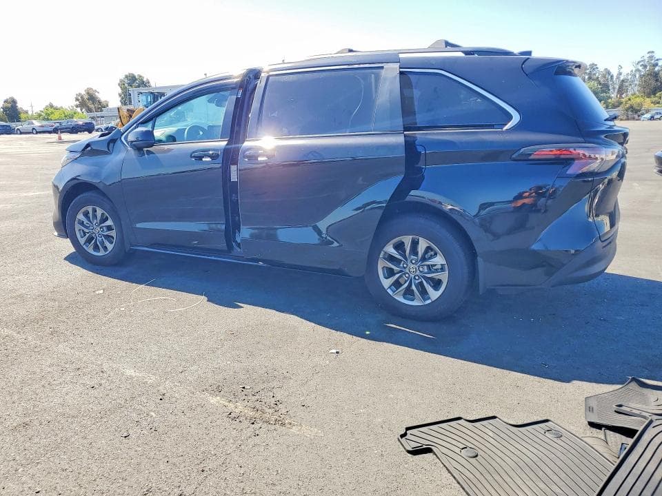 2024 TOYOTA SIENNA LE 2