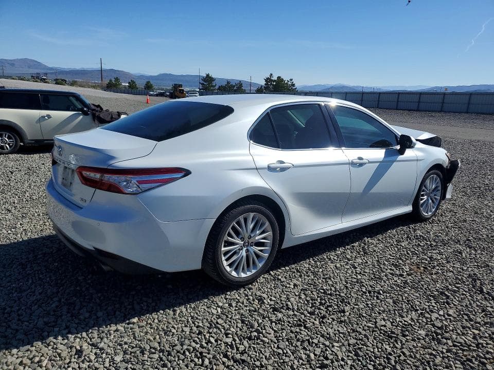 2018 TOYOTA CAMRY XLE 3