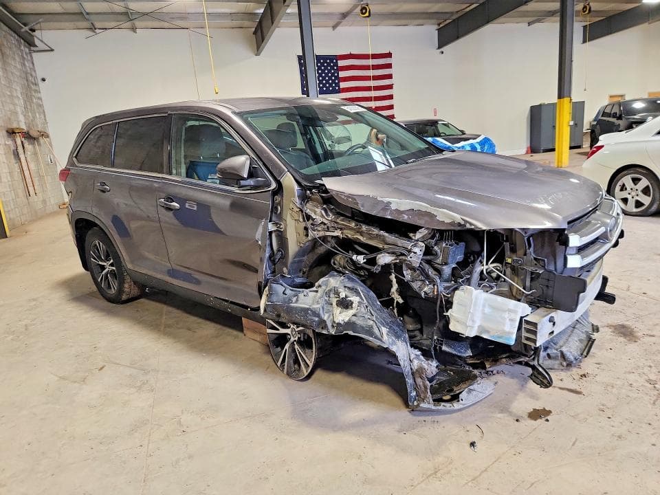 2019 TOYOTA HIGHLANDER LE 4