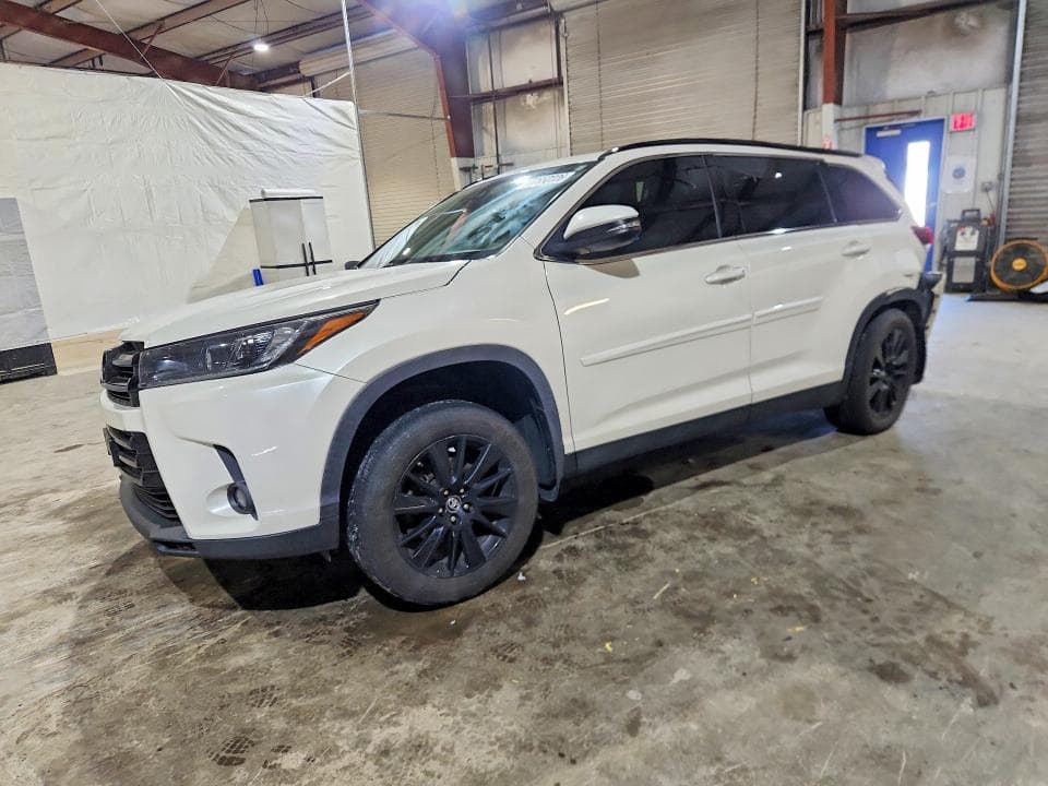 2019 TOYOTA HIGHLANDER SE - 1