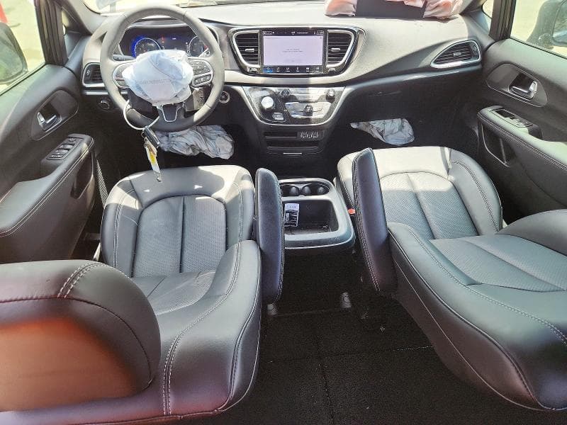 2025 CHRYSLER VOYAGER LX 8