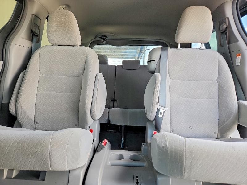 2017 TOYOTA SIENNA LE 10