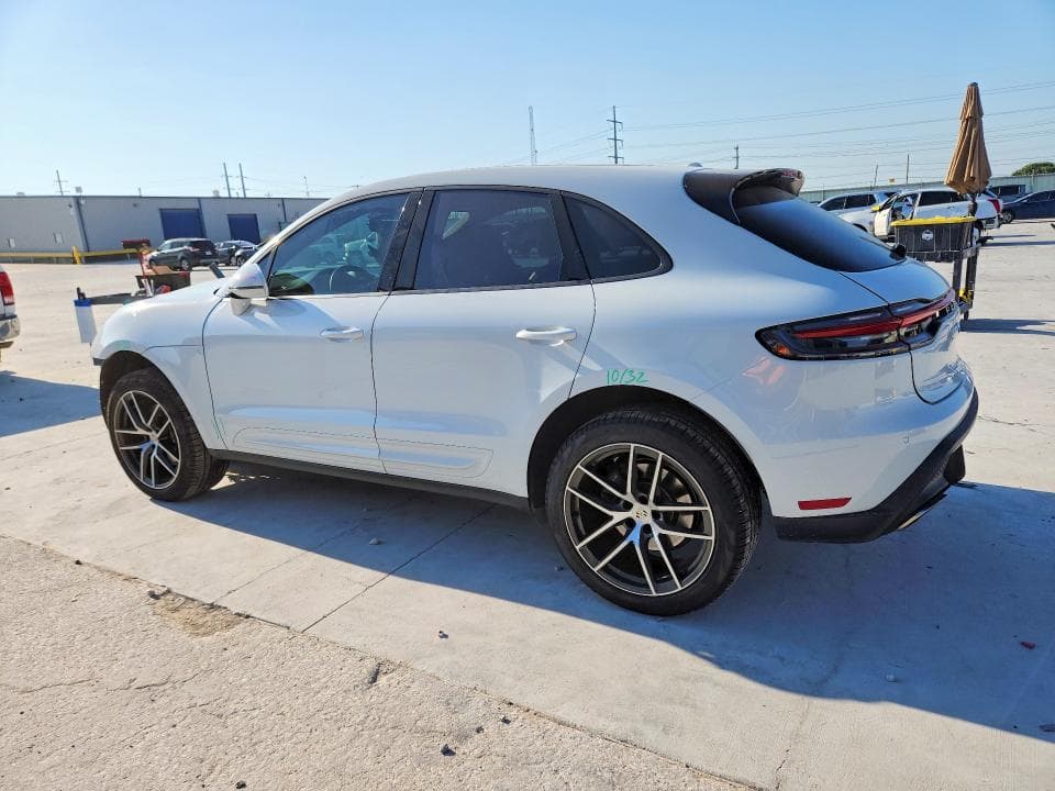 2025 PORSCHE MACAN BASE 2