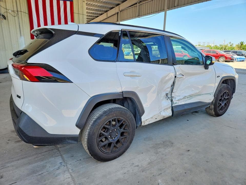 2022 TOYOTA RAV4 XLE 3