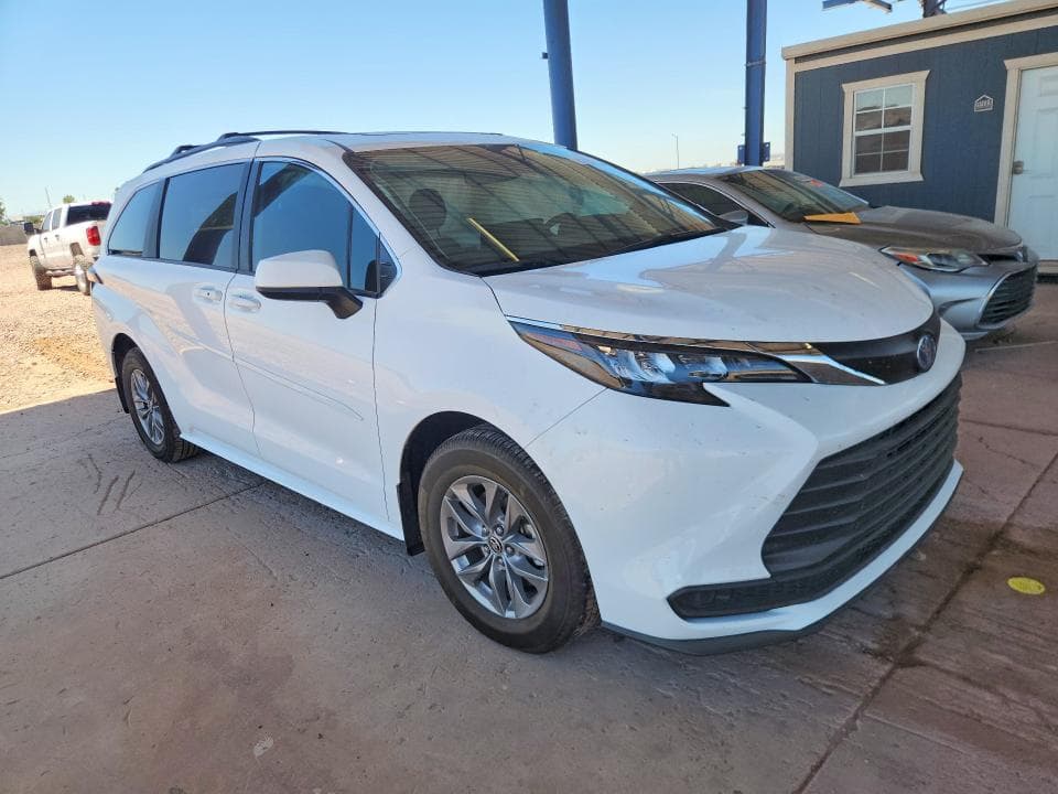 2025 TOYOTA SIENNA LE 4