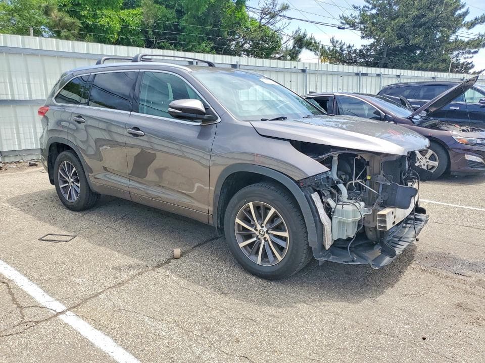 2017 TOYOTA HIGHLANDER XLE 4
