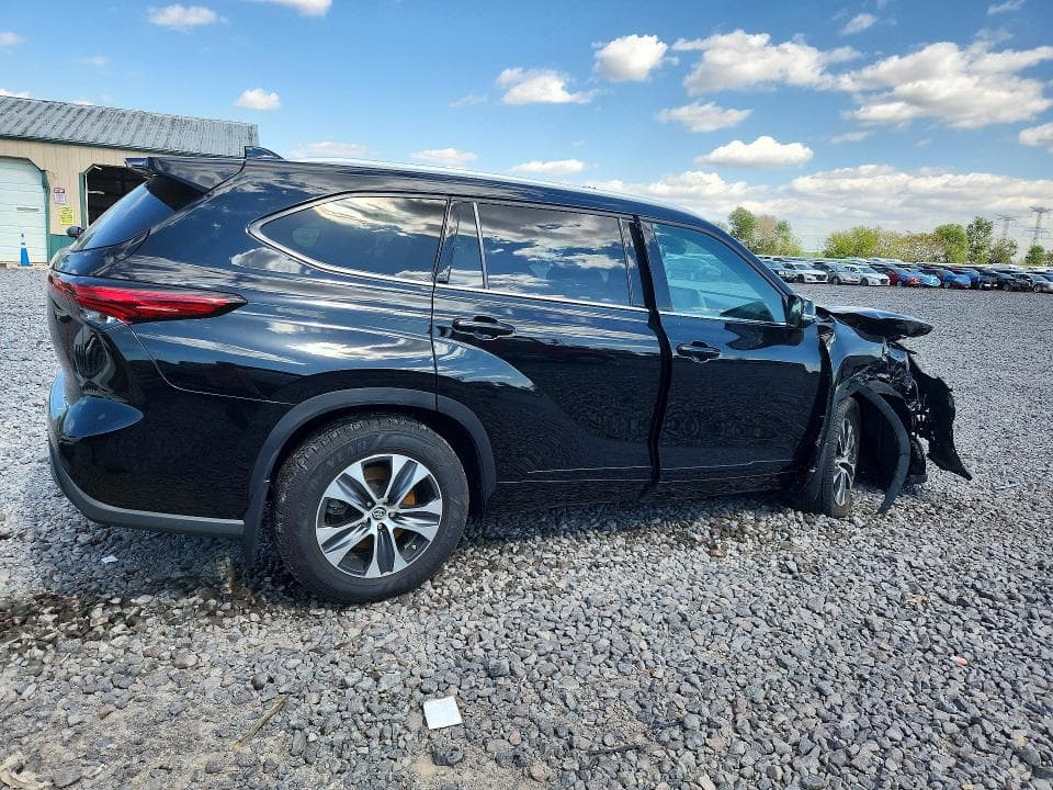 2022 TOYOTA HIGHLANDER XLE 3
