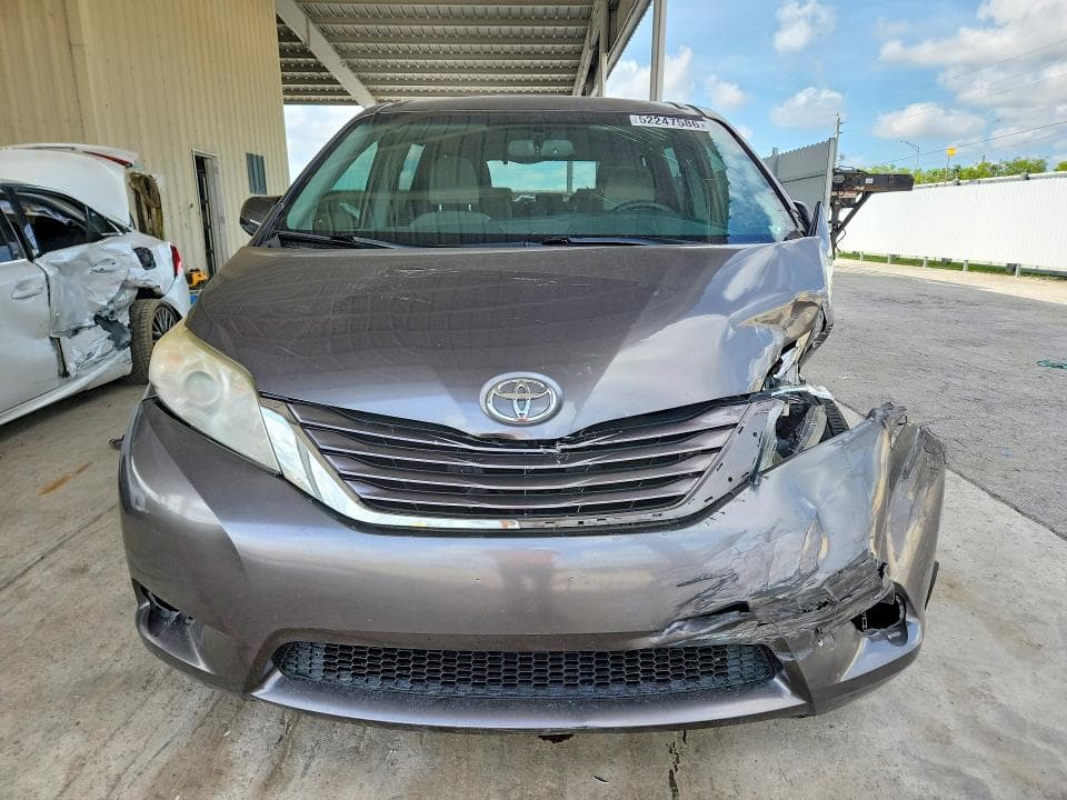2017 TOYOTA SIENNA LE 5