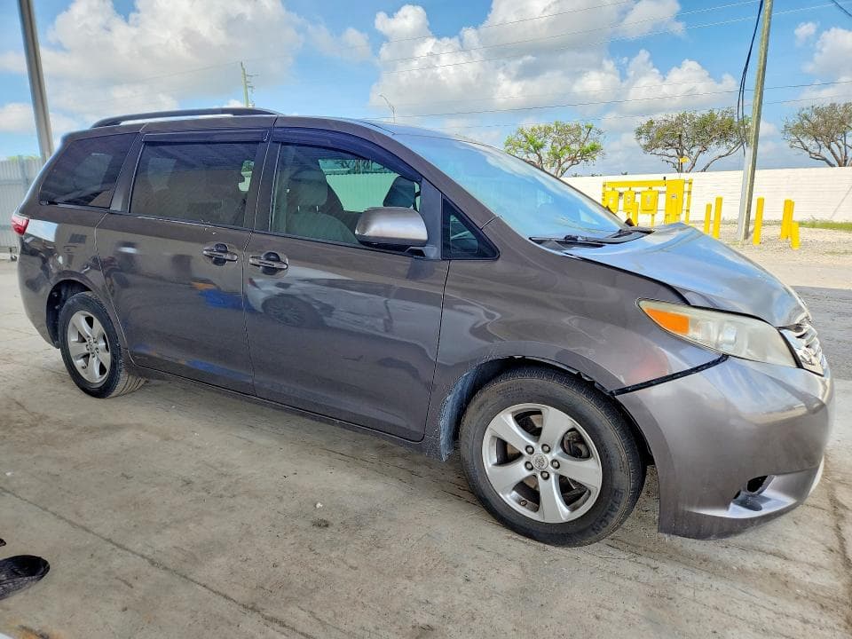 2017 TOYOTA SIENNA LE 4