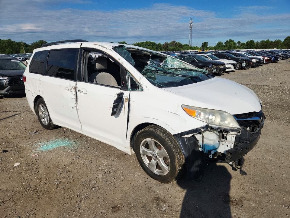 2018 TOYOTA SIENNA LE 4