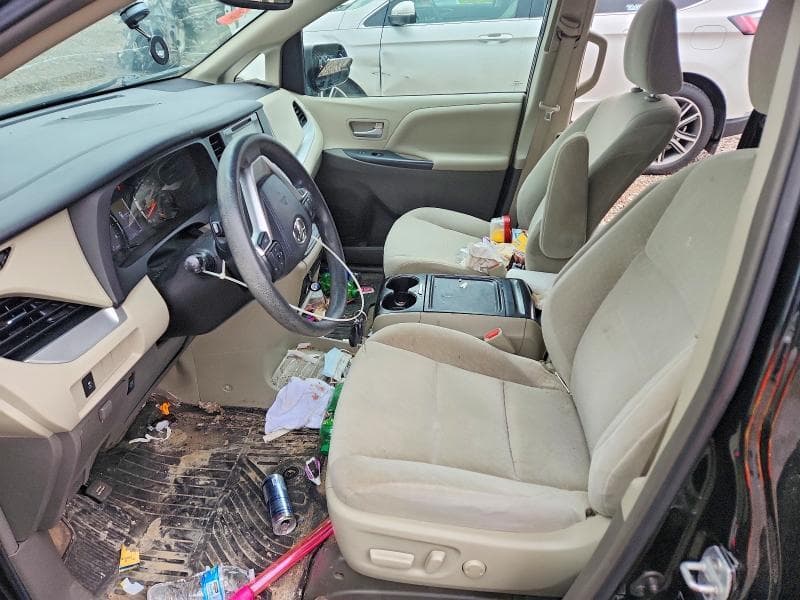 2017 TOYOTA SIENNA LE 7
