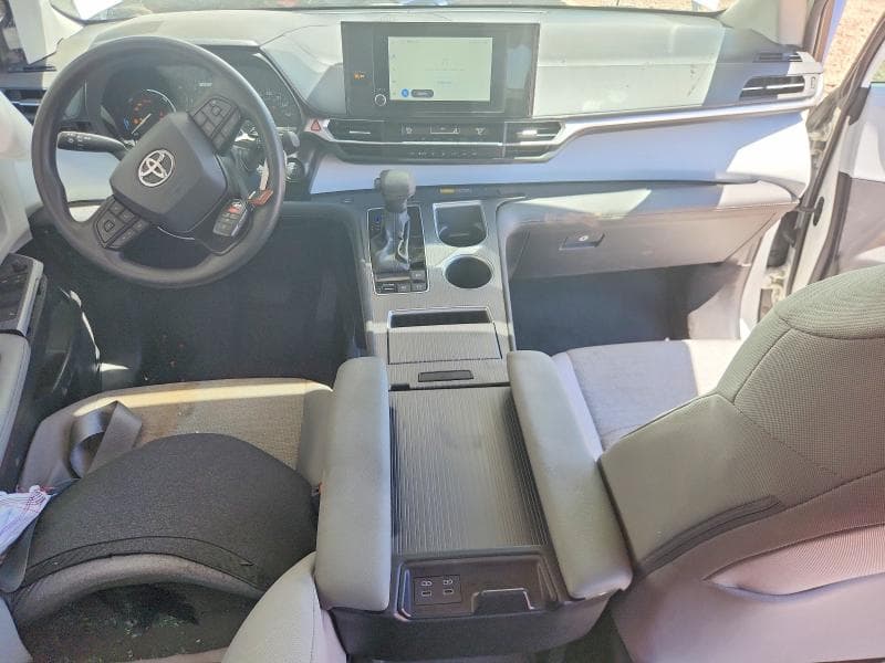 2025 TOYOTA SIENNA LE 8