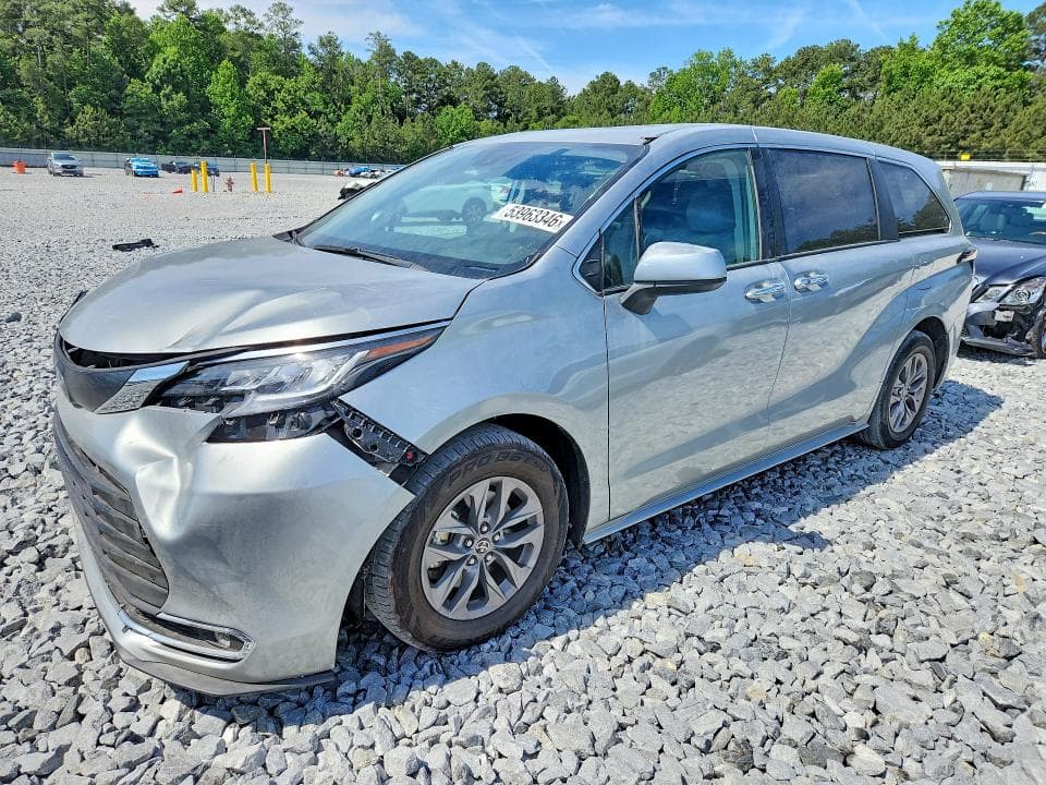 2021 TOYOTA SIENNA XLE