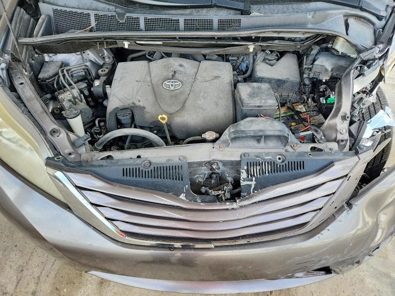 2017 TOYOTA SIENNA LE 12