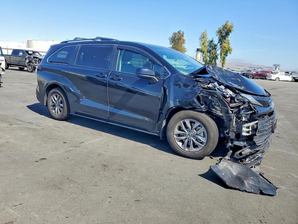 2024 TOYOTA SIENNA LE 4