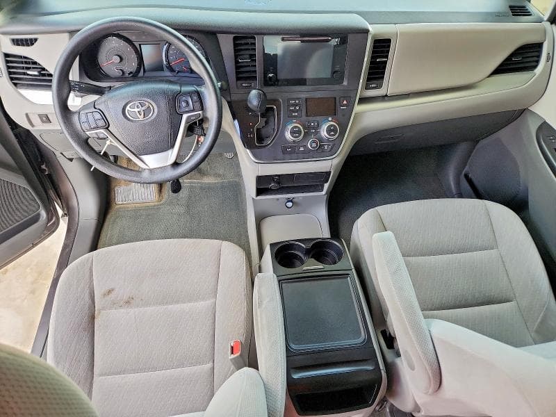 2017 TOYOTA SIENNA LE 8