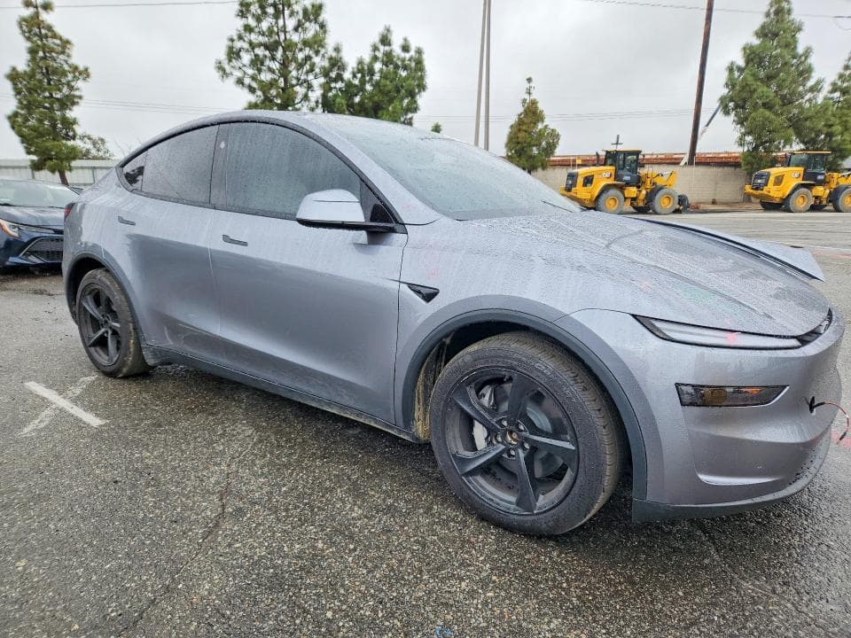2026 TESLA MODEL Y 4