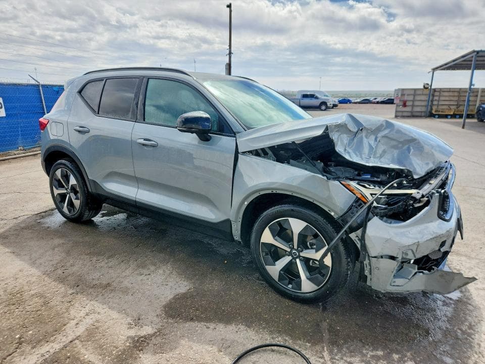 2026 VOLVO XC40 PLUS 4