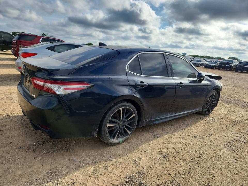 2019 TOYOTA CAMRY XSE 3