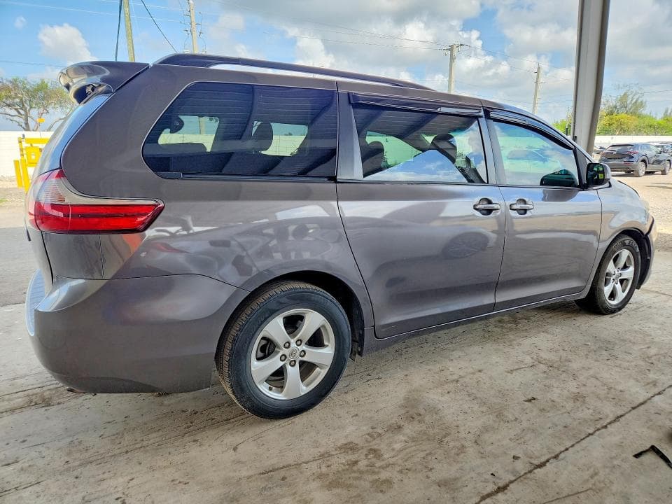 2017 TOYOTA SIENNA LE 3