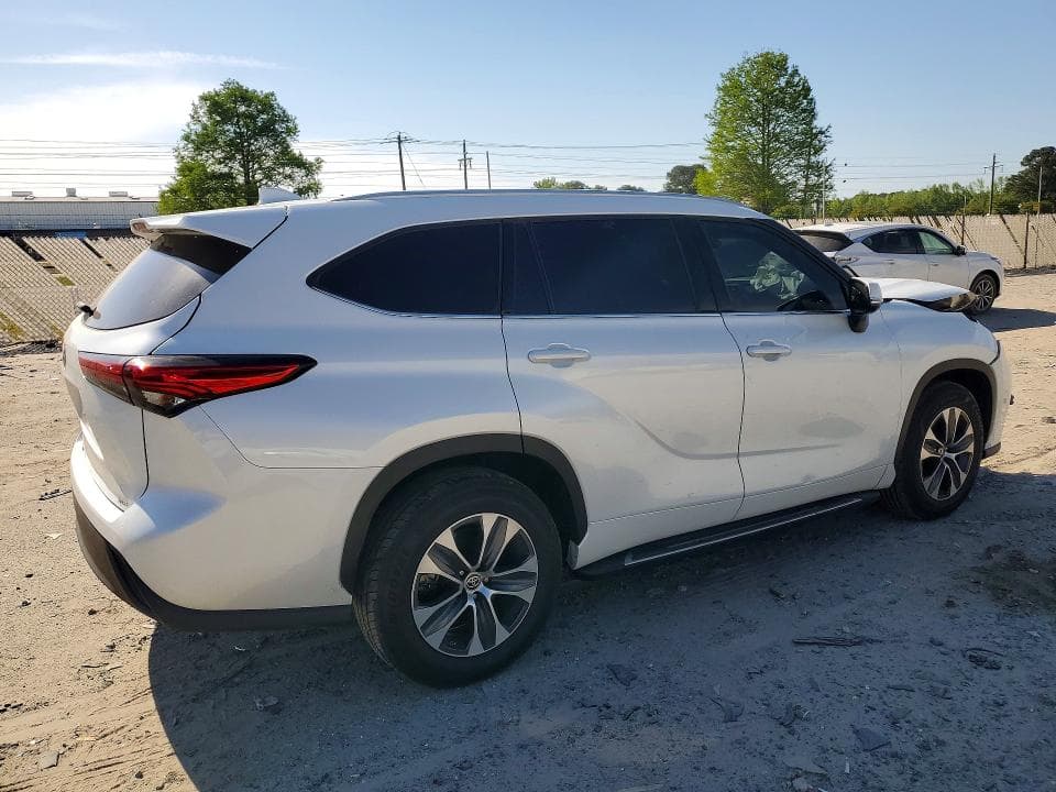 2022 TOYOTA HIGHLANDER XLE 3
