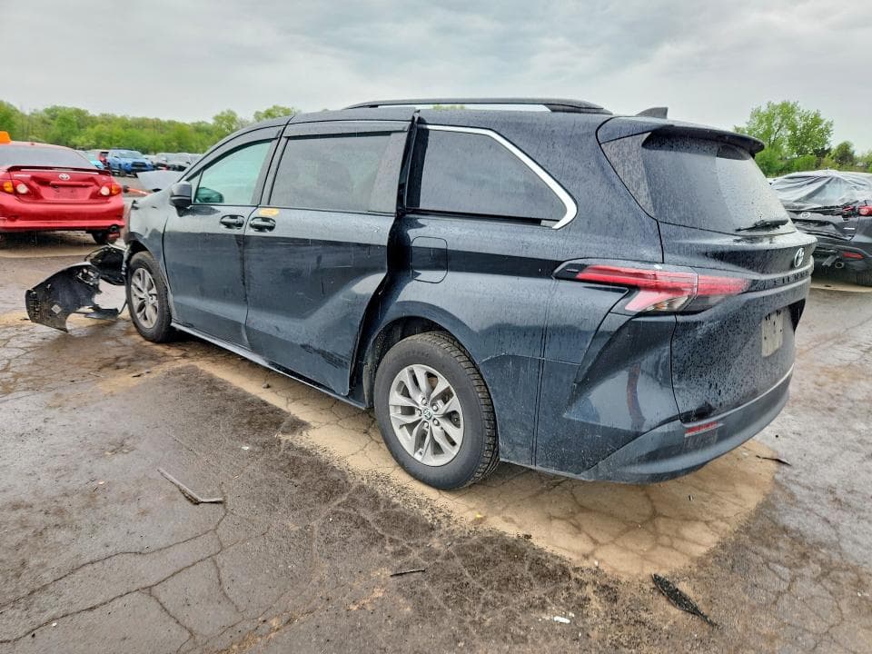 2022 TOYOTA SIENNA LE 2