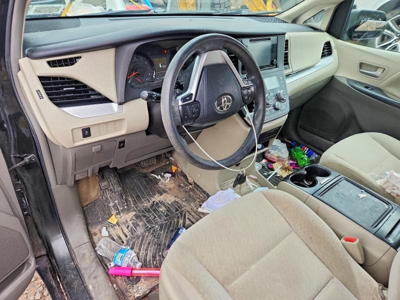 2017 TOYOTA SIENNA LE 8