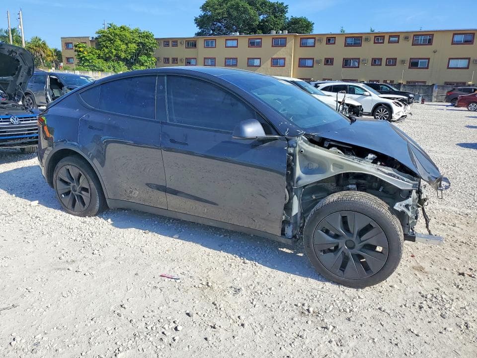 2025 TESLA MODEL Y 4