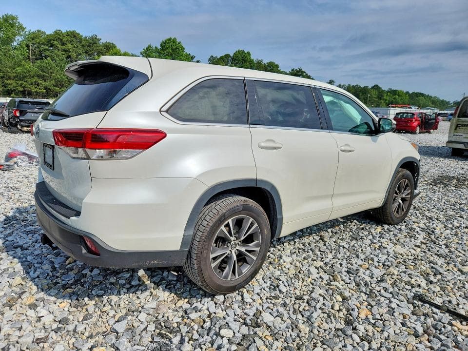 2018 TOYOTA HIGHLANDER LE 3