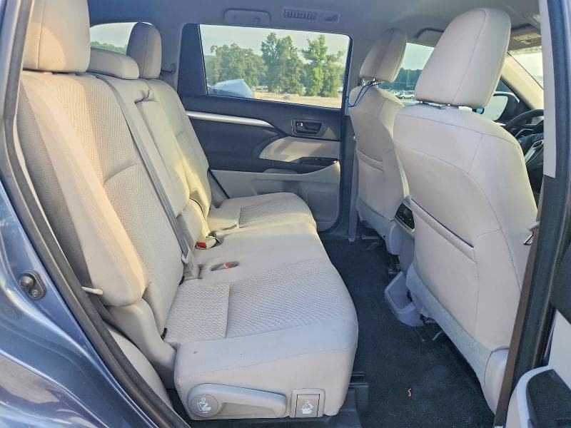 2017 TOYOTA HIGHLANDER LE 11
