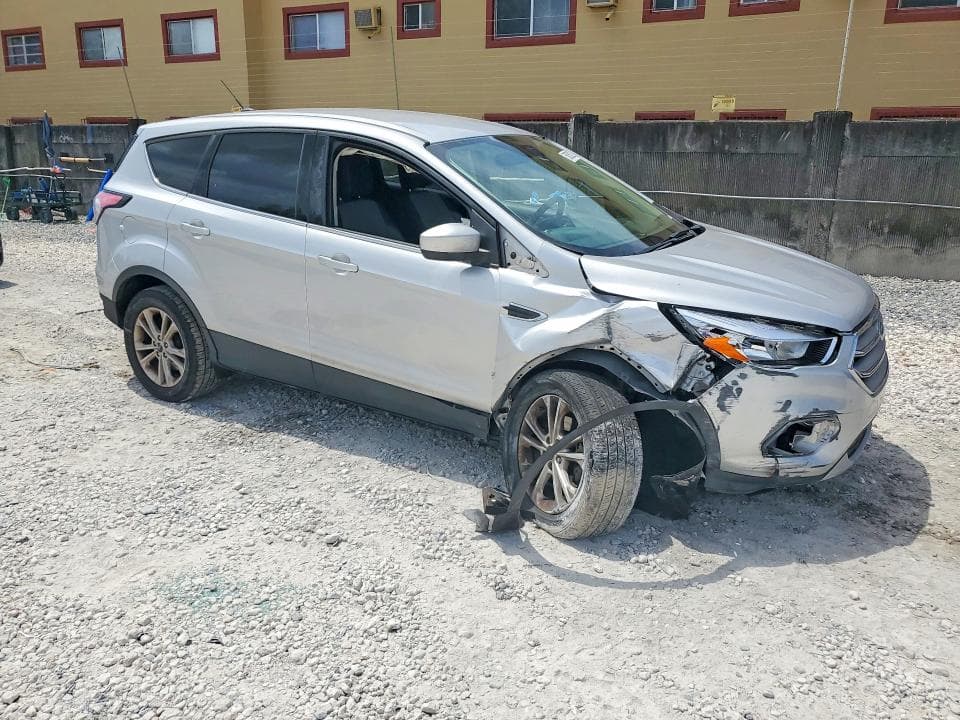 2017 FORD ESCAPE SE 4