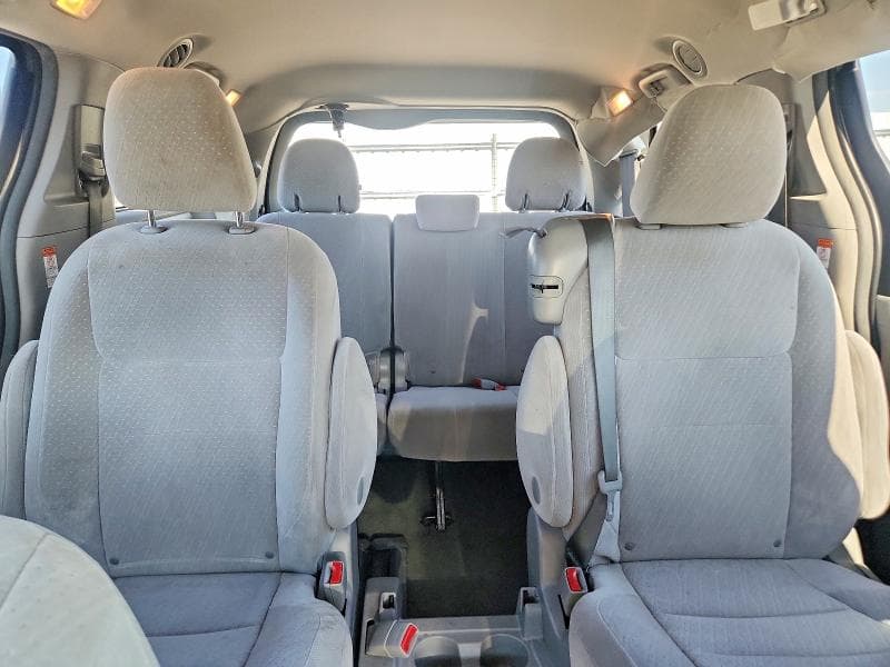 2017 TOYOTA SIENNA LE 10
