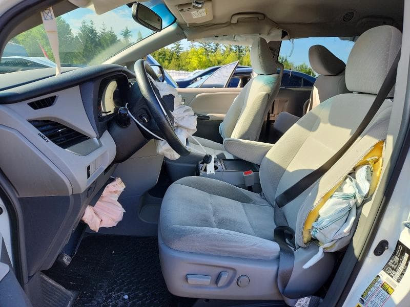 2017 TOYOTA SIENNA LE 7