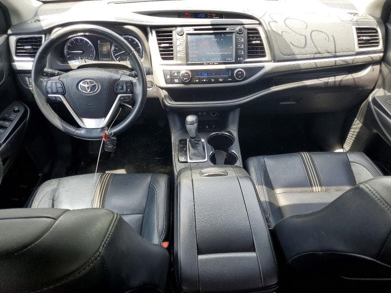 2017 TOYOTA HIGHLANDER SE 8