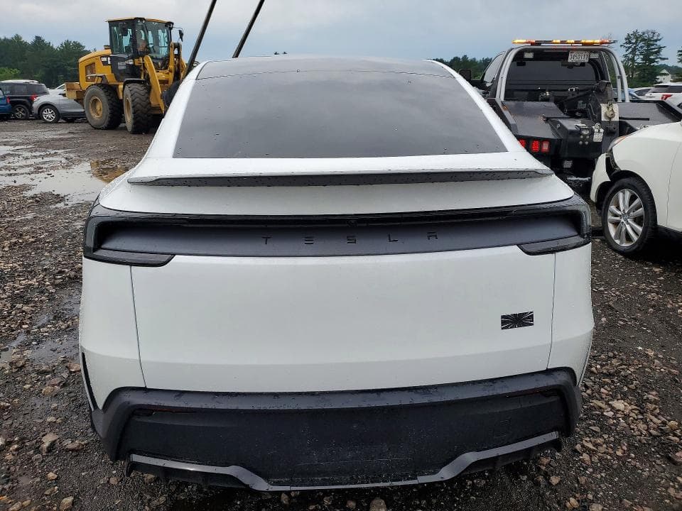 2026 TESLA MODEL Y 6