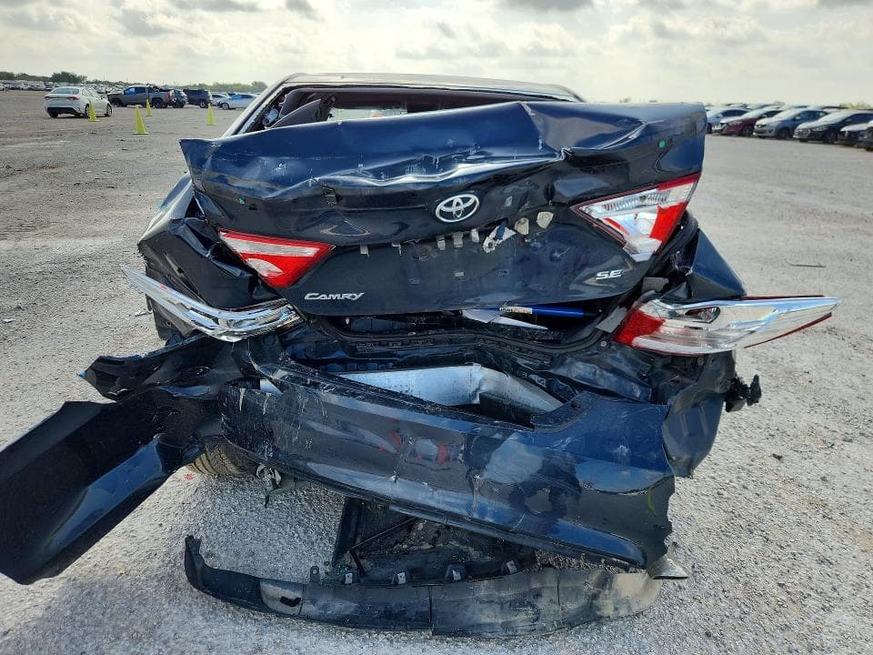 2017 TOYOTA CAMRY SE 6