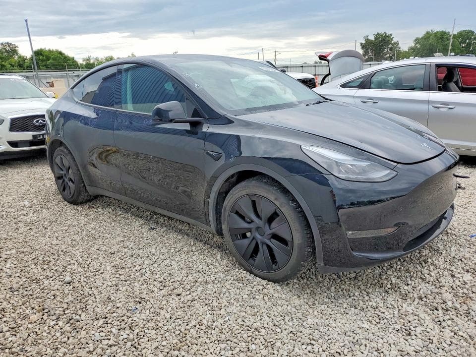 2025 TESLA MODEL Y 4