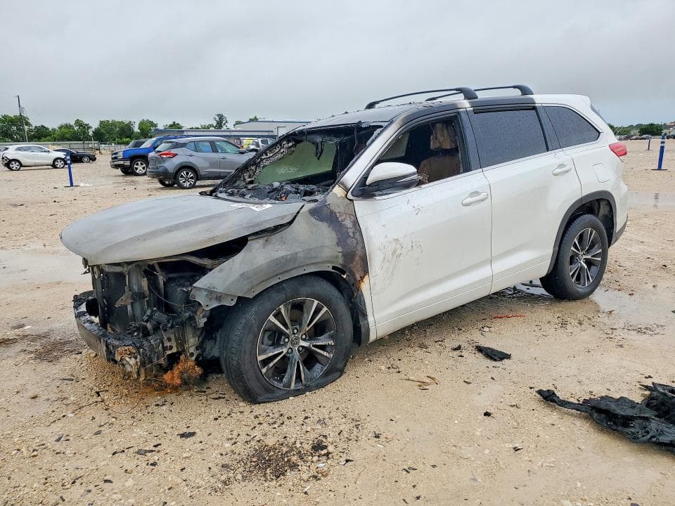 2017 TOYOTA HIGHLANDER LE - 1