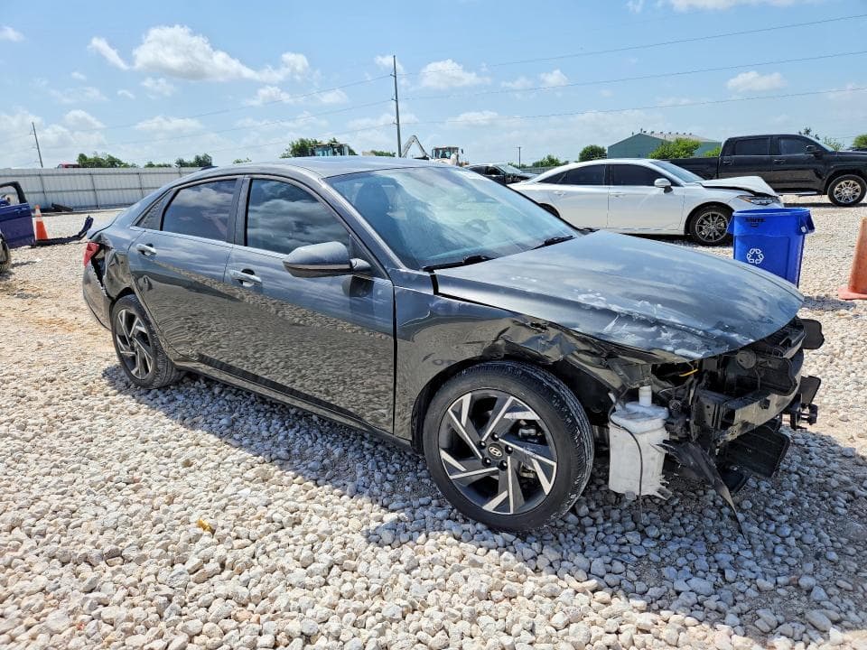2024 HYUNDAI ELANTRA SEL 4