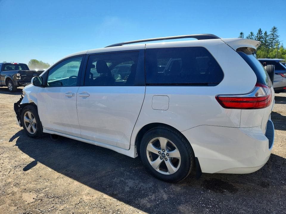 2018 TOYOTA SIENNA LE 2