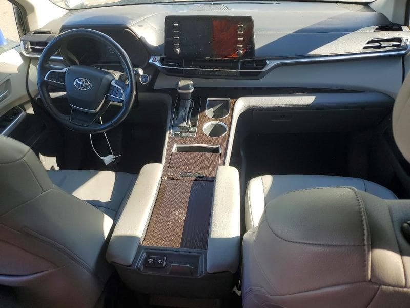 2021 TOYOTA SIENNA XLE 8
