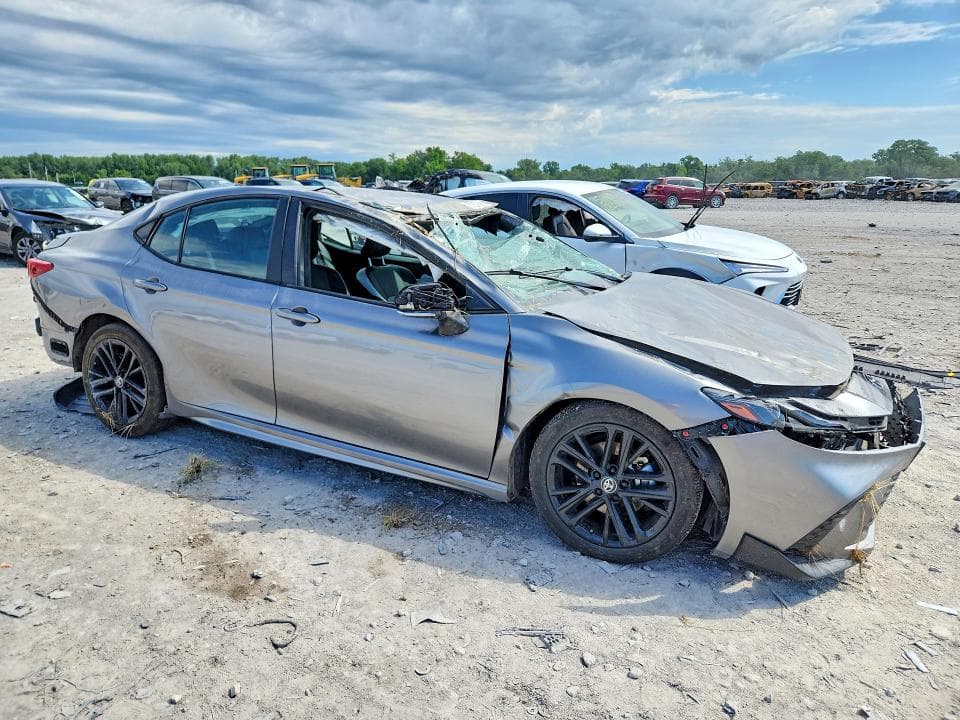 2025 TOYOTA CAMRY SE 4